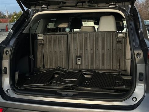 Used 2024 Toyota Highlander XLE image 6