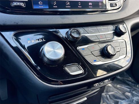 Used 2025 Chrysler Pacifica Select FWD image 19