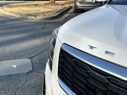 Used 2022 Kia Telluride EX w/ EX Premium Package image 13