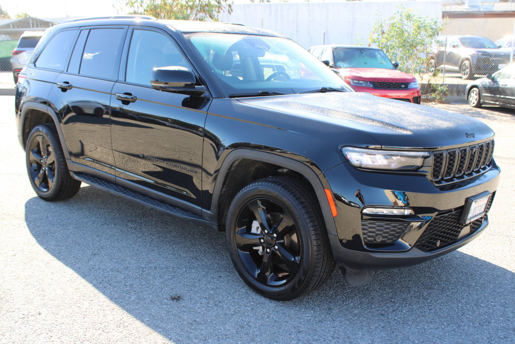 Used 2023 Jeep Grand Cherokee Limited w/ Luxury Tech Group II RWD image 3