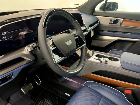 New 2026 Cadillac Vistiq Premium Luxury w/ LPO, Floor Liner Package image 16