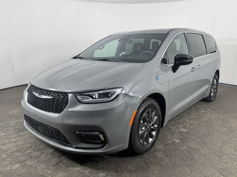 Used 2025 Chrysler Pacifica Select FWD image 3