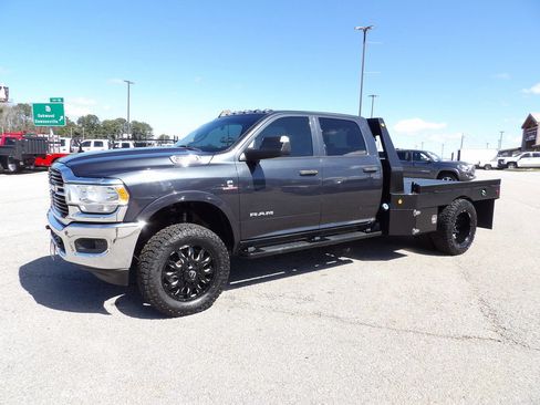 Used 2020 RAM 3500 Tradesman w/ Chrome Appearance Group image 3