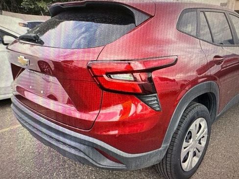 Used 2025 Chevrolet Trax LS FWD image 5