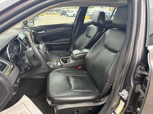 Used 2016 Chrysler 300 C image 9