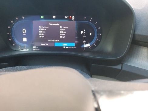 Used 2024 Volvo XC40 B5 Plus w/ Protection Package Premier image 8