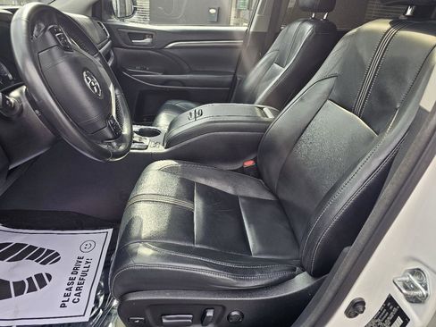 Used 2017 Toyota Highlander SE image 11