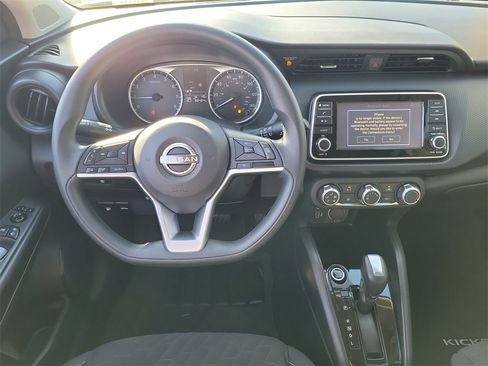 Used 2022 Nissan Kicks S image 4