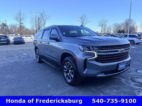 Used 2022 Chevrolet Suburban LT w/ Luxury Package image 8