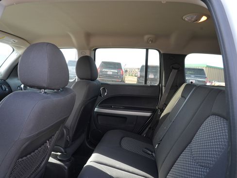 Used 2008 Chevrolet HHR LT image 18