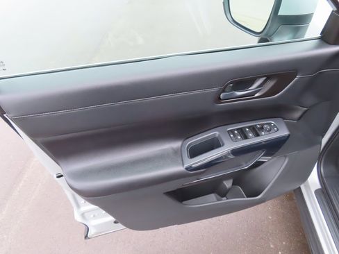 Used 2025 Nissan Pathfinder SV image 25