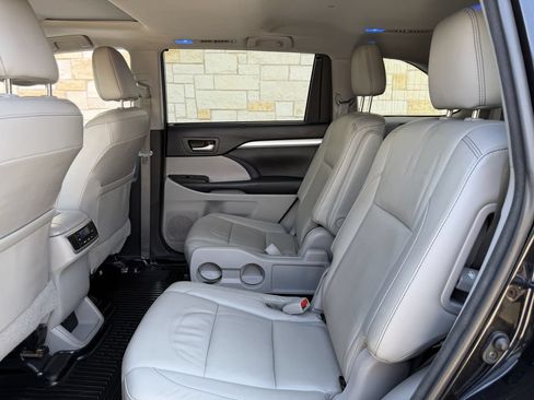 Used 2018 Toyota Highlander XLE FWD image 28