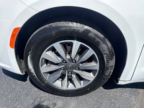 Used 2024 Chrysler Pacifica Limited FWD image 17