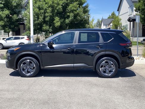 Used 2024 Nissan Rogue SV AWD/4WD image 3