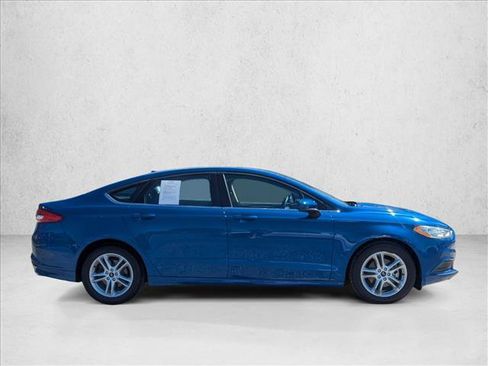 Used 2018 Ford Fusion SE w/ Fusion SE Technology Package FWD image 4