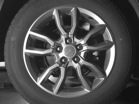 Used 2024 GMC Terrain SLT image 15