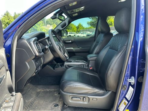Used 2023 Toyota Tacoma TRD Off-Road w/ Technology Package AWD/4WD image 9