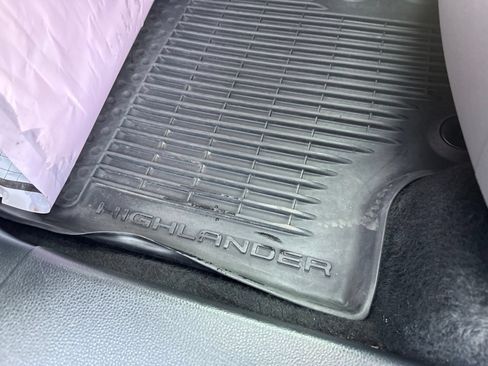 Used 2021 Toyota Highlander XLE AWD/4WD image 17