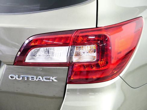 Used 2018 Subaru Outback 2.5i Limited AWD/4WD image 17