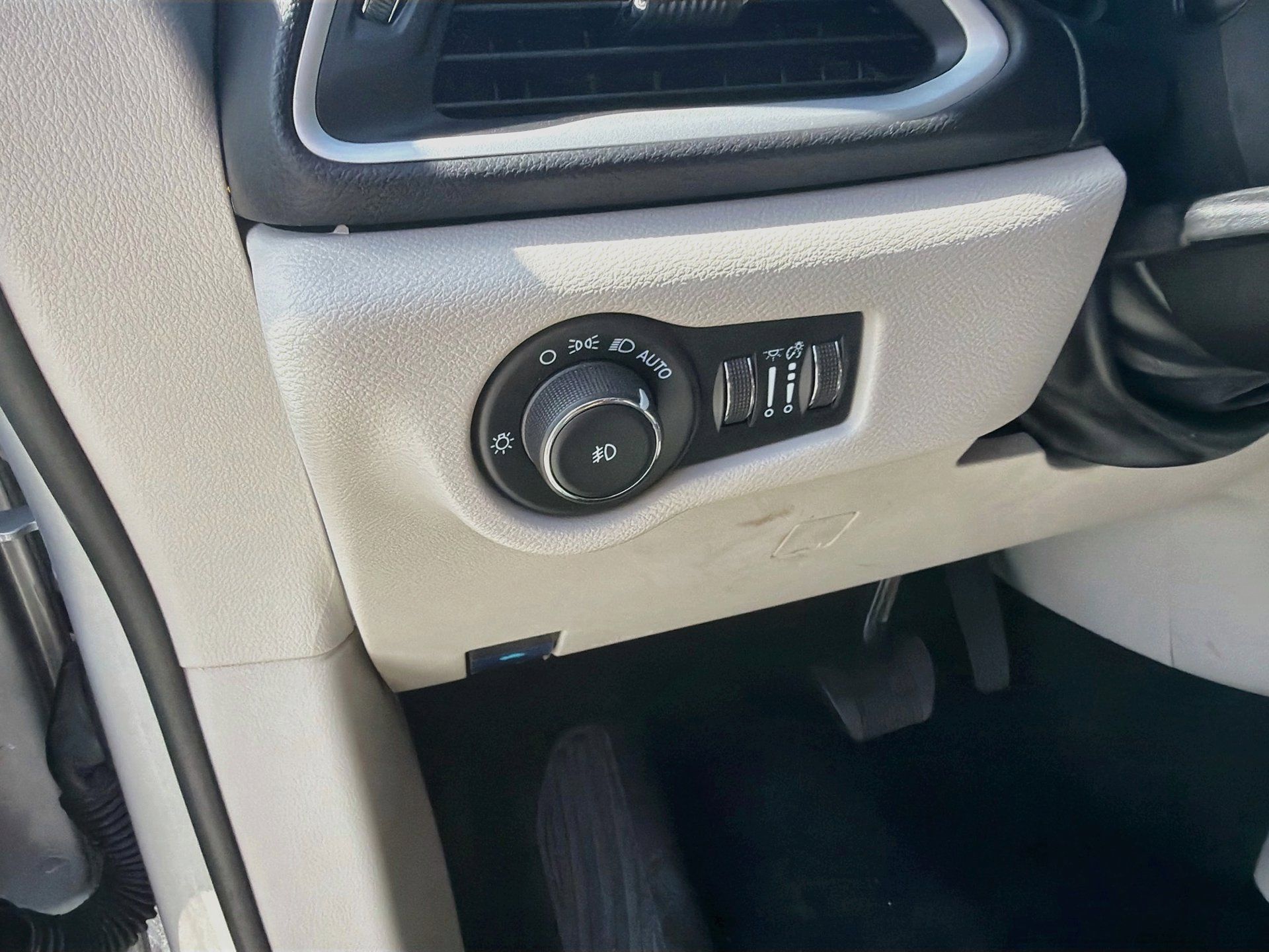 Used 2024 Chrysler Pacifica Touring-L FWD image 11