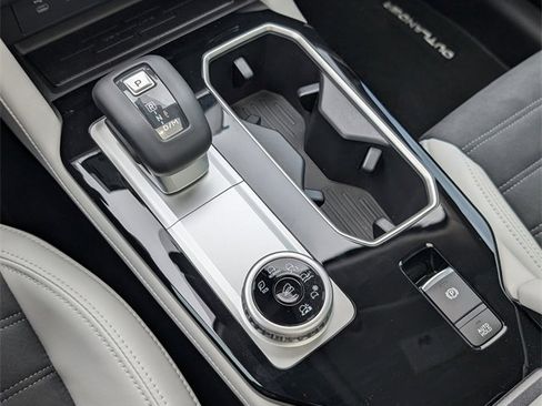 New 2025 Mitsubishi Outlander SE image 23