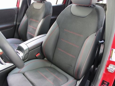 Used 2024 Mercedes-Benz GLB 250 4MATIC image 9