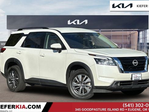 Used 2024 Nissan Pathfinder SV image 1