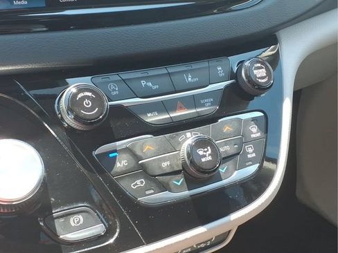 Used 2024 Chrysler Pacifica Touring-L FWD image 8