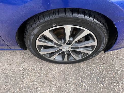 Used 2019 Hyundai Elantra GT FWD image 12
