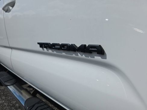 Used 2019 Toyota Tacoma TRD Sport AWD/4WD image 4