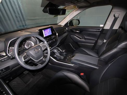 Used 2023 Toyota Highlander XLE image 2