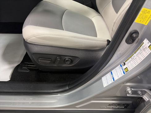 Used 2021 Toyota RAV4 XLE Premium image 15