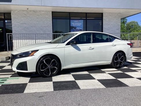 Used 2025 Nissan Altima 2.5 SR FWD image 2