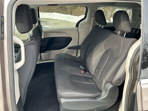 Used 2018 Chrysler Pacifica L image 12