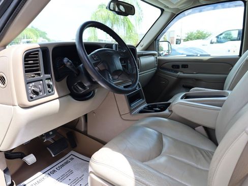 Used 2005 Chevrolet Suburban LT w/ Preferred Equipment Group RWD image 9
