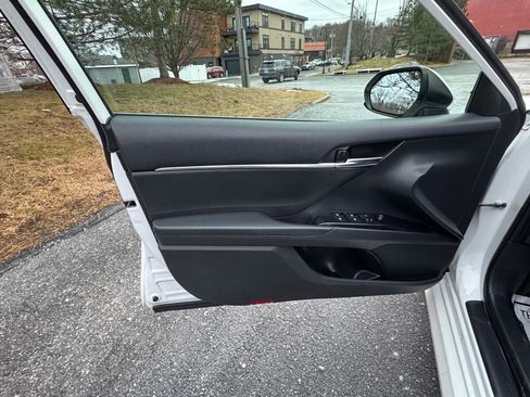 Used 2020 Toyota Camry LE image 14
