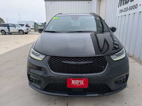 Used 2021 Chrysler Pacifica Touring-L w/ Uconnect Theater Family Group image 34