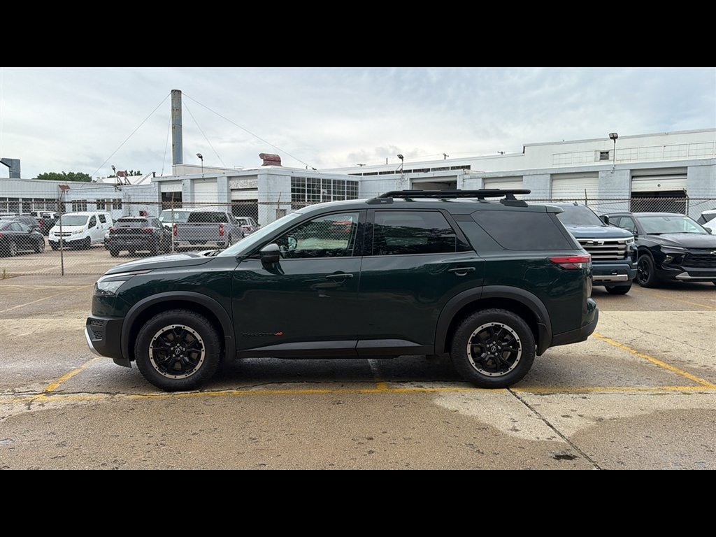 Used 2023 Nissan Pathfinder SV AWD/4WD image 3