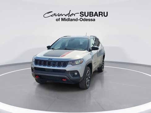 Used 2025 Jeep Compass Trailhawk AWD/4WD image 4
