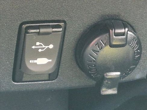 Used 2018 Toyota RAV4 LE FWD image 17