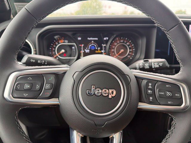 Used 2025 Jeep Wrangler Unlimited Sahara AWD/4WD image 11