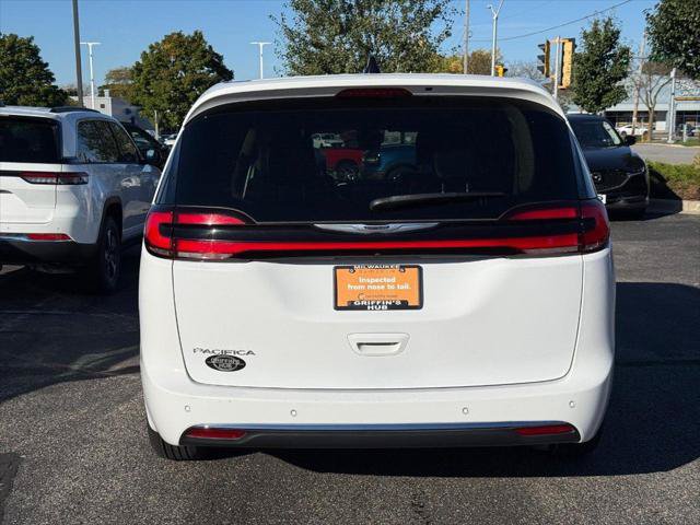 Certified 2024 Chrysler Pacifica Touring-L FWD image 4