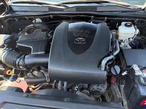 Certified 2019 Toyota Tacoma TRD Off-Road w/ Technology Package AWD/4WD image 9