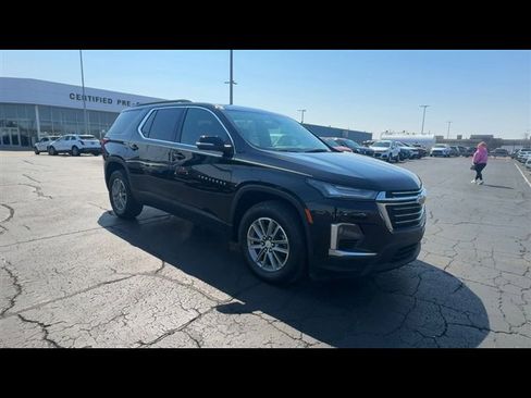 Used 2023 Chevrolet Traverse LT image 2