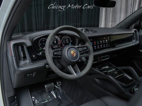 Used 2025 Porsche Cayenne GTS AWD/4WD image 9