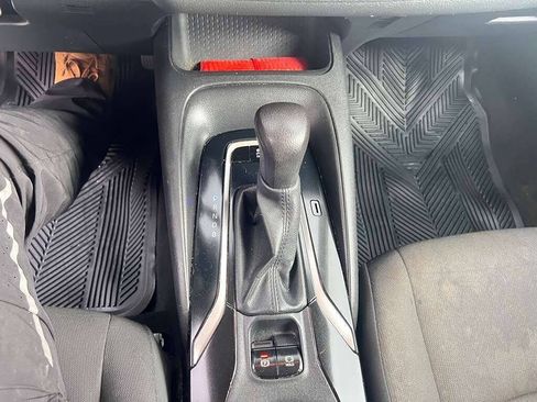 Used 2021 Toyota Corolla LE FWD image 2