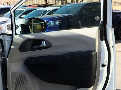 Used 2023 Chrysler Pacifica Touring-L image 32