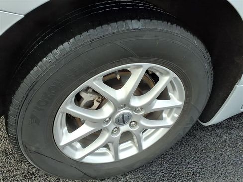 Used 2024 Chrysler Pacifica Touring-L FWD image 7
