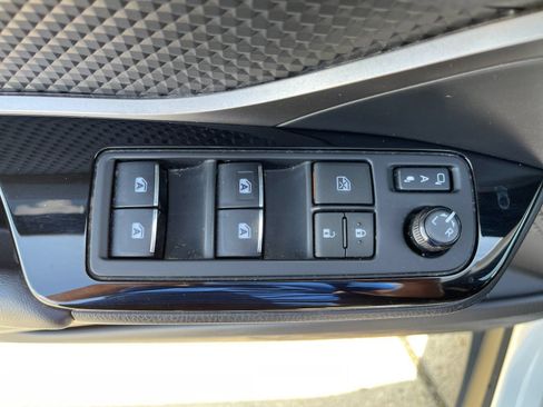 Used 2019 Toyota C-HR XLE FWD image 12