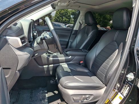 Used 2022 Toyota Highlander XLE AWD/4WD image 24
